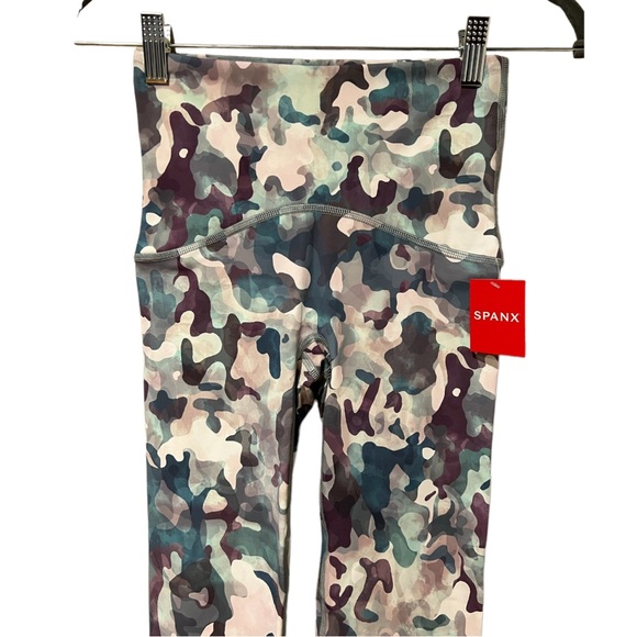 Spanx Booty Boost Active Printed 7/8 Cropped Leggings in Painted Camo (XS) - Picture 9 of 15